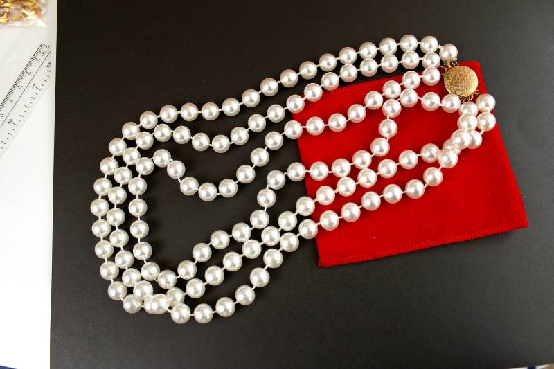 Vintage 1970Er Jahre Unsigned Mehrstrang Weiße Faux Perlenkette Retro Mode Halskette #2567 von Jewelrin