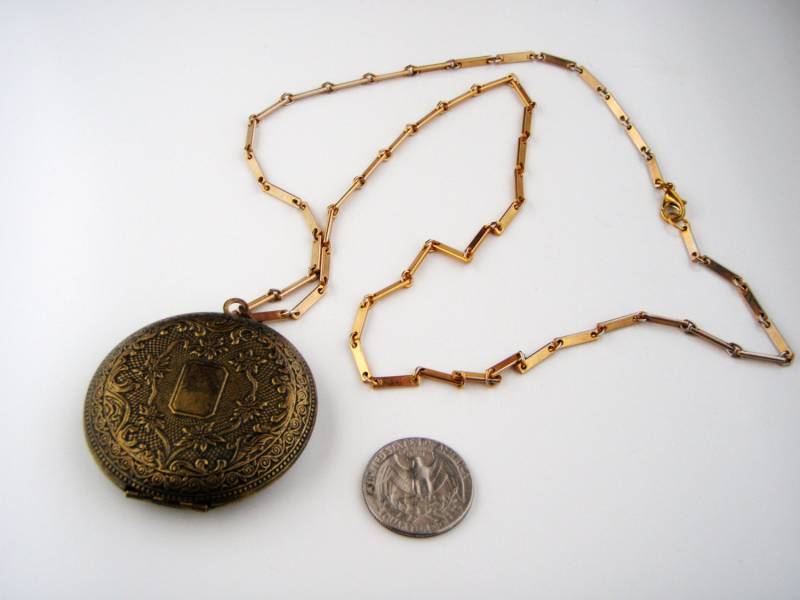 Vintage Alte Metall Messing Nicht Gekennzeichnete Blumen Medaillon Halsketten-Anhänger Vintage Alte Metall Messing Nicht Gekennzeichnete Blumen Medaillon Halsketten-Anhänger von Jewelrin