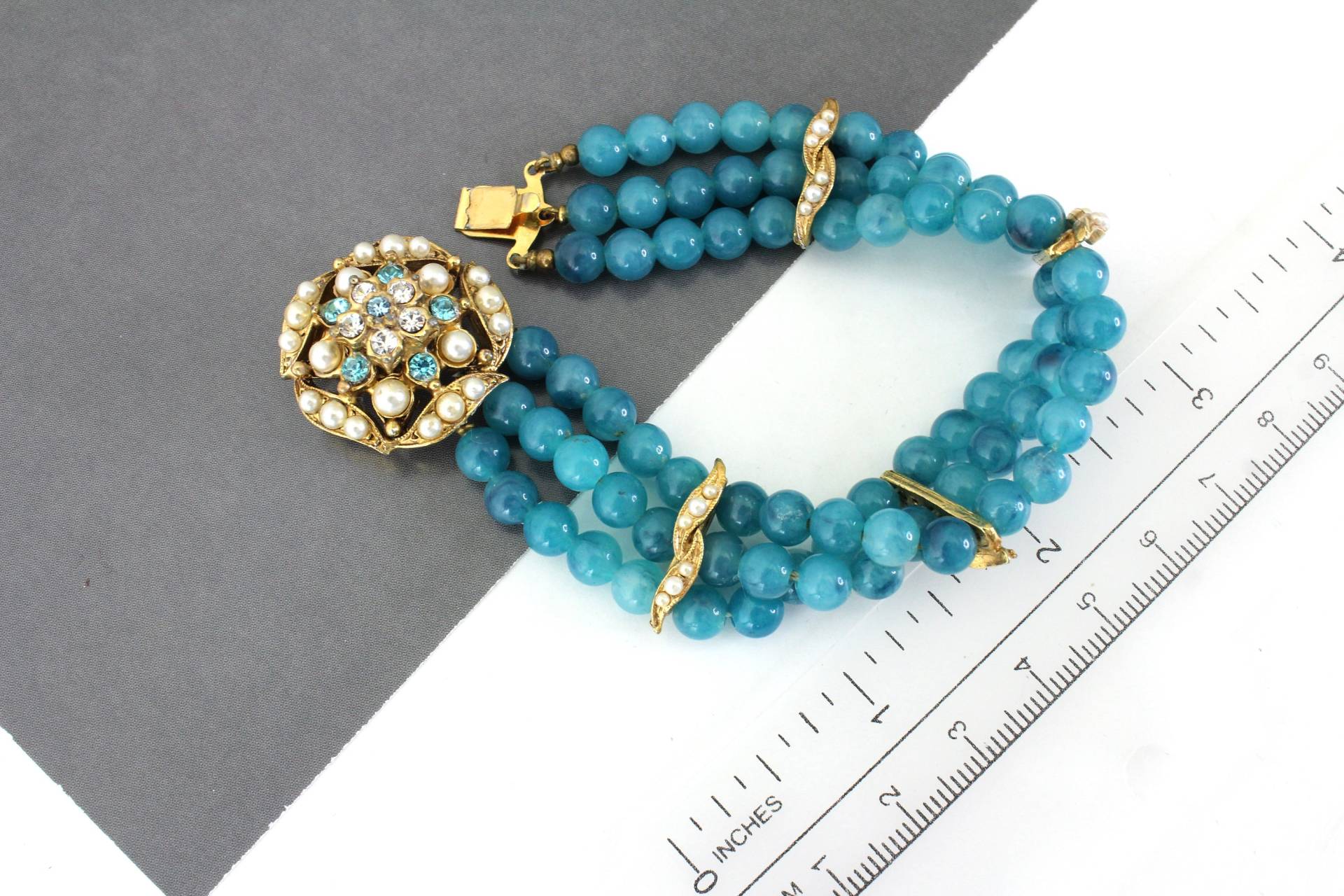 Vintage Unsigned De Mario Style 3 Strang Perlen Grünes Armband Mit Kunstperlen Und Strasssteinen von Jewelrin