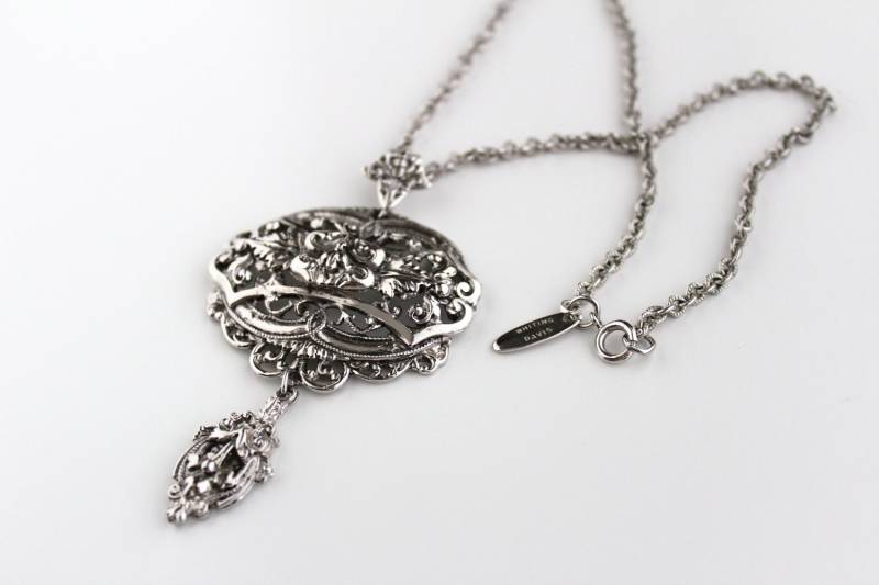 Withinge & Daisy Silberfarbene Filigrane Blumenmuster Halskette/Anhänger #2373 von Jewelrin