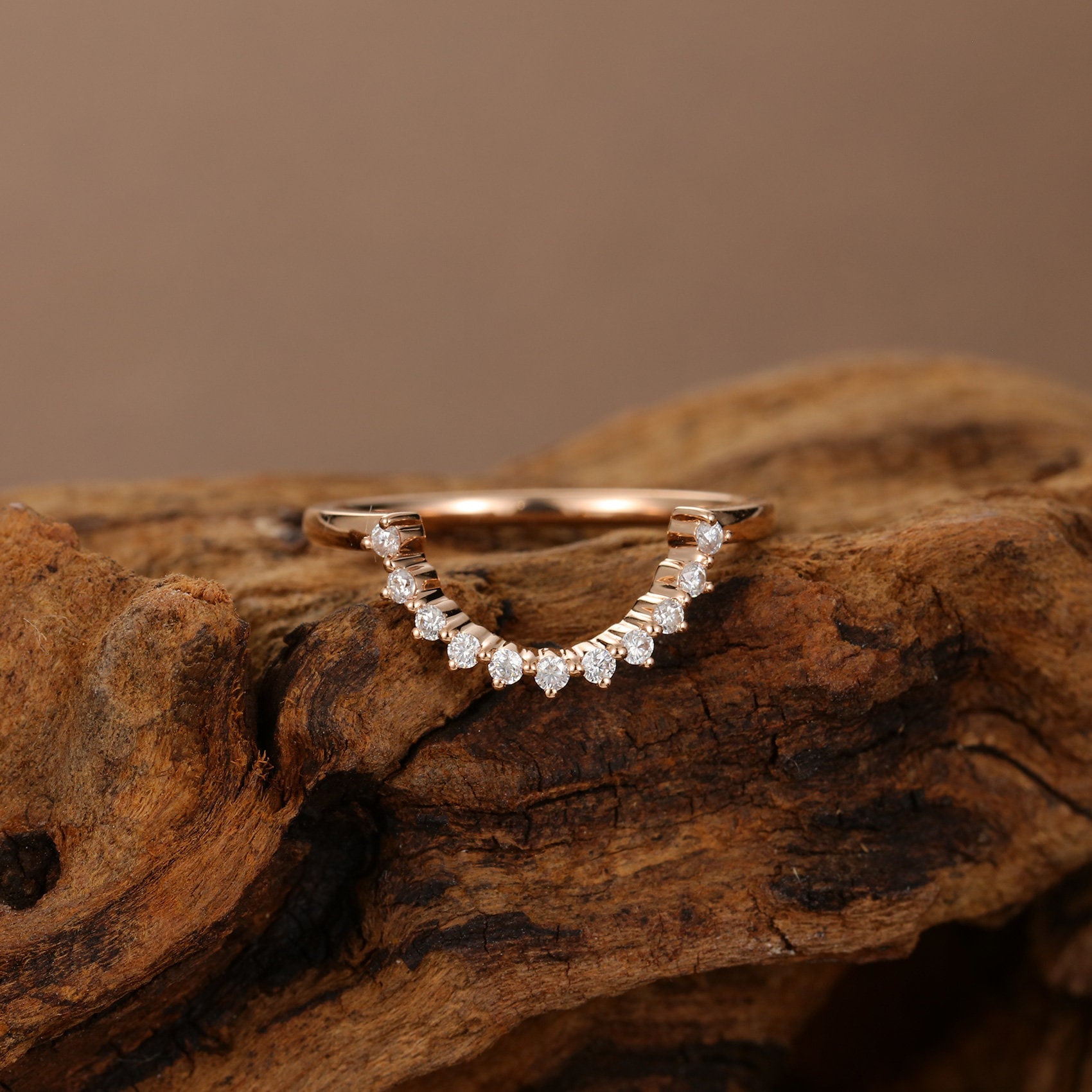 Einzigartige Geschwungene Moissanit Ehering Roségold Braut Zierliche Solide 14K Gold Stapeln Versprechen Passenden Band Jahrestag Geschenk Für Frauen von JewelringDesign