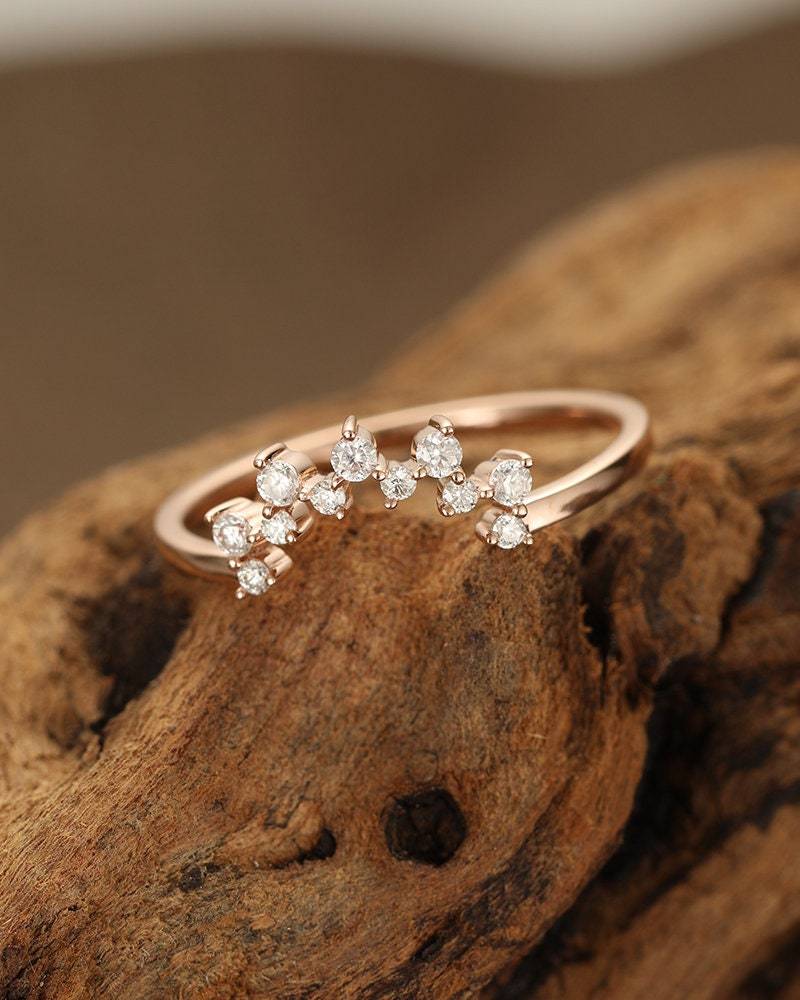 Geschwungener Ehering Rosegold Frauen Einzigartiger Moissanit Ring Braut Vintage Schmuck Zierliche Trauringe Trauzeugin Versprechen Geschenk von JewelringDesign