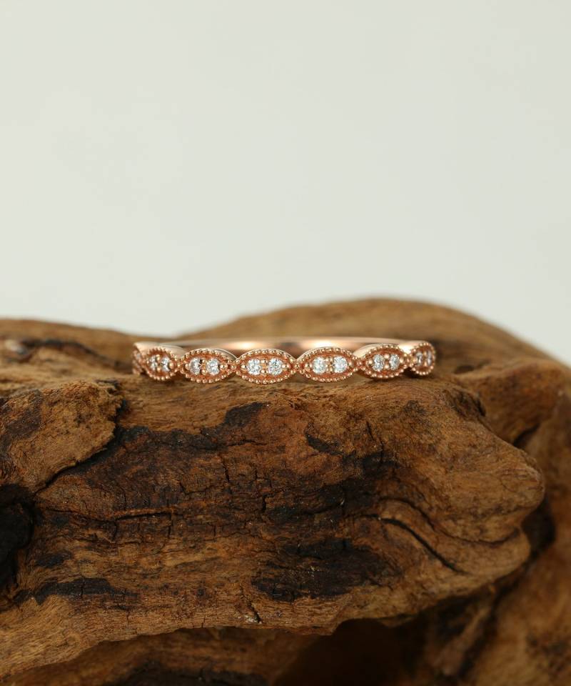 Vintage Ehering Frauen Rosegold Diamant/Moissanit Ring Zierliche Einzigartige Halbe Ewigkeit Stapeln Passend Milgrain Brautschmuck Versprechen von JewelringDesign