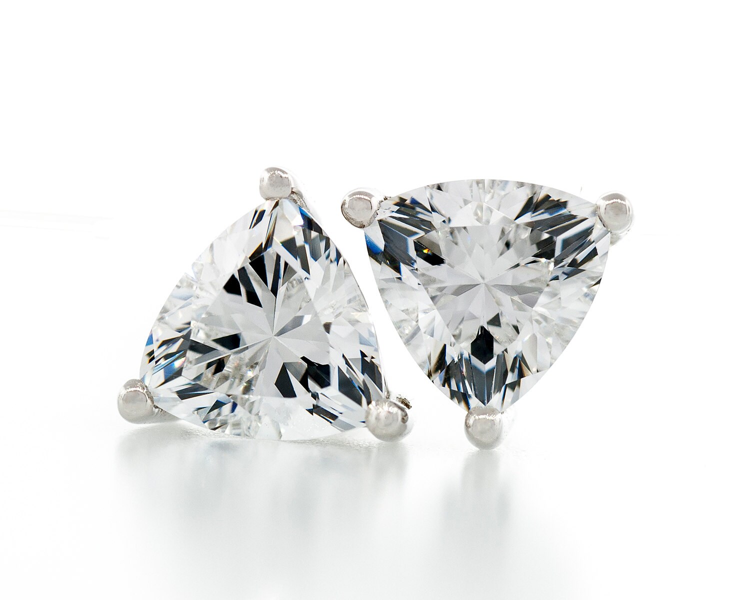 Dreieck Form Trillion Diamantschliff Kristallweiß 5.5x5.5 - 9x9mm Cz 925 Sterling Silber Schwere Montage Ohrstecker Rhodiniert Dreieck Form Trillion Diamantschliff Kristallweiß 5.5x5.5 - 9x9mm Cz 925 Sterling Silber Schwere Montage Ohrstecker Rhodiniert von JewelryAcacia