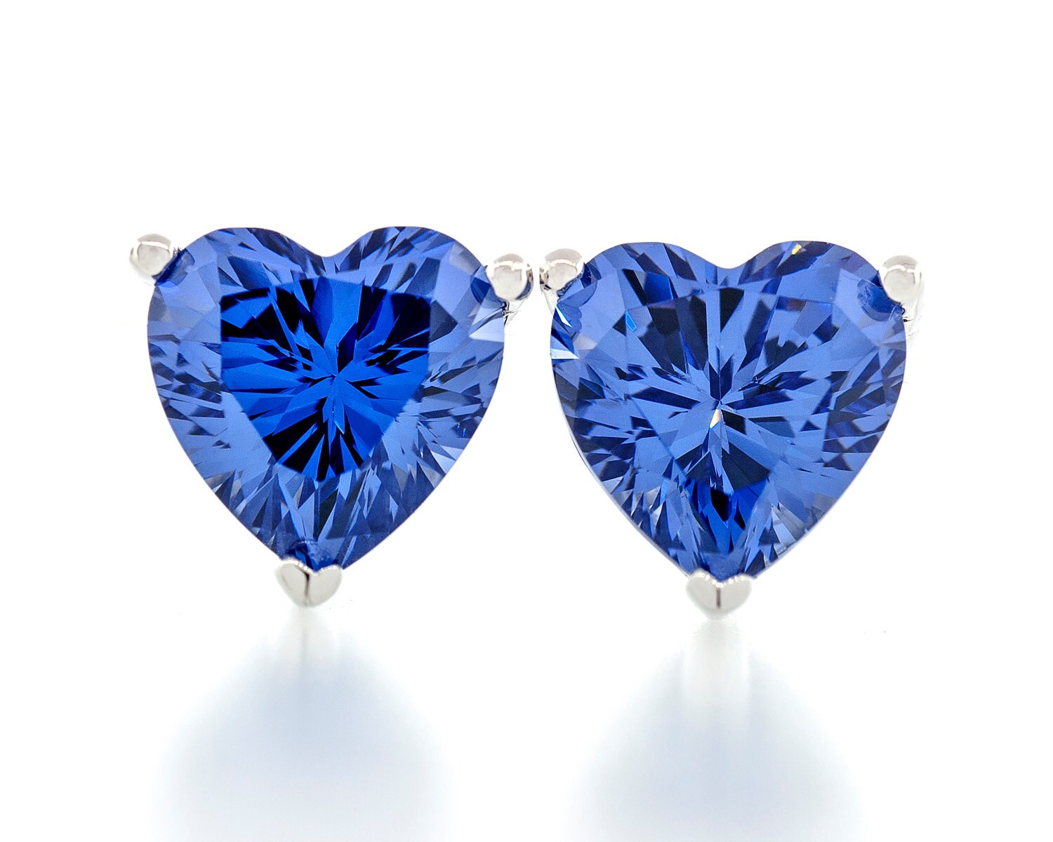 Herz Form Fancy Diamant Geschnitten Tanzanit Farbe 6 X - 7X7mm Cz 925 Sterling Silber Schwere Montage Ohrstecker Rhodium Vergoldet Herz Form Fancy Diamant Geschnitten Tanzanit Farbe 6 X - 7X7mm Cz 925 Sterling Silber Schwere Montage Ohrstecker Rhodium Vergoldet von JewelryAcacia