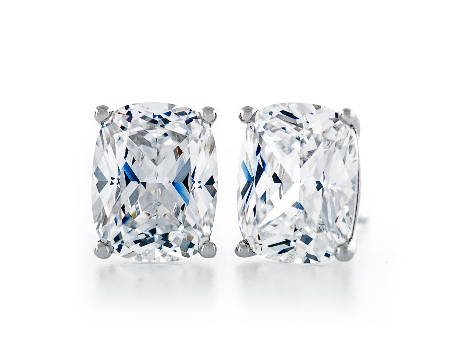 Premium-Qualität Simulierte Diamant Cz Hypoallergene Sterling Silber Ohrstecker Rechteck Kissen 7x5mm - 10x8mm Premium-Qualität Simulierte Diamant Cz Hypoallergene Sterling Silber Ohrstecker Rechteck Kissen 7x5mm - 10x8mm von JewelryAcacia
