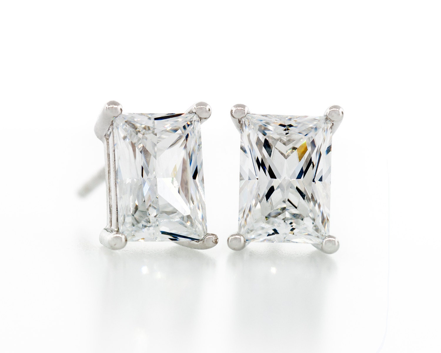 Rechteck Form Prinzessin Baguette Diamantschliff Kristallweiß 6.5x4.5 - 8x6mm Cz 925 Sterling Silber Schwere Montage Ohrstecker Rechteck Form Prinzessin Baguette Diamantschliff Kristallweiß 6.5x4.5 - 8x6mm Cz 925 Sterling Silber Schwere Montage Ohrstecker von JewelryAcacia