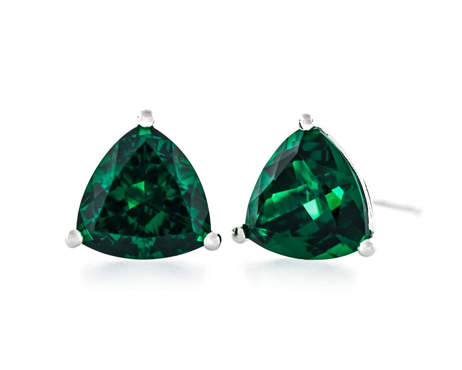 Simulierter Smaragd | Nano Gems Martini 3 Prongs Sterling Silber Hypoallergene Ohrstecker Trillion Edelsteine Cut 6, 5x6, 5mm - 7, 5x7, 5mm Simulierter Smaragd | Nano Gems Martini 3 Prongs Sterling Silber Hypoallergene Ohrstecker Trillion Edelsteine Cut 6, 5x6, 5mm - 7, 5x7, 5mm von JewelryAcacia