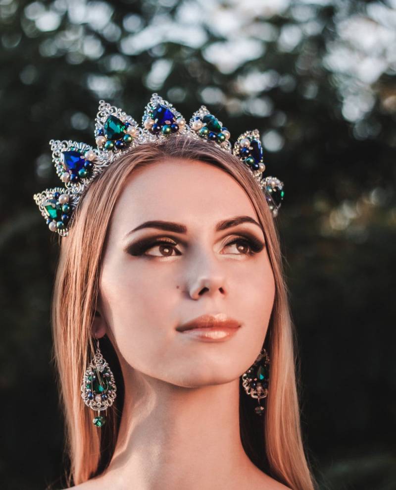 Silber Tiara Krone & Ohrringe Smaragd Grün Königsblau Kristall Strass Perlen Hochzeit Stirnband Kopfschmuck Prinzessin Braut Replik von JewelryAjoureFlowers