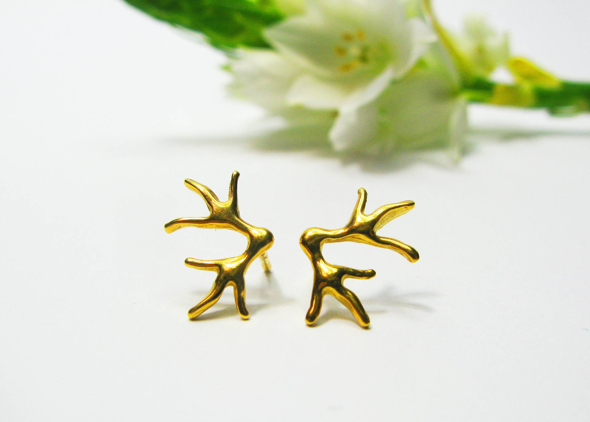 Zierliche Ohrstecker, Blumen Ohrringe, Jugendstil, Vergoldete Ohrringe Zierliche Ohrstecker, Blumen Ohrringe, Jugendstil, Vergoldete Ohrringe von JewelryAnima