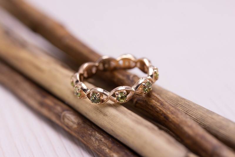 14K Solid Peridot Eternity Stapelbarer Ring von JewelryArcanum