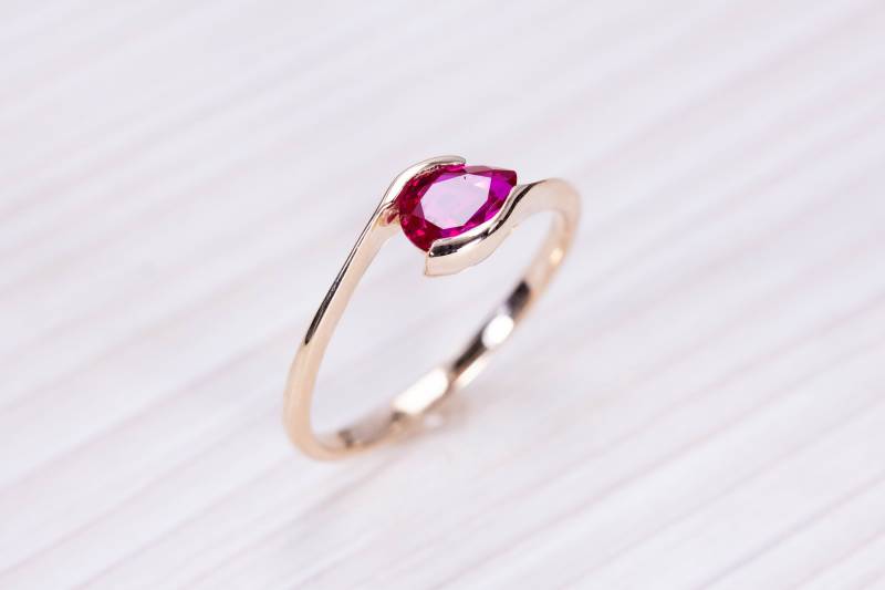 14K Rosegold Rubin Ring Verlobungsring Im Tropfenschliff von JewelryArcanum