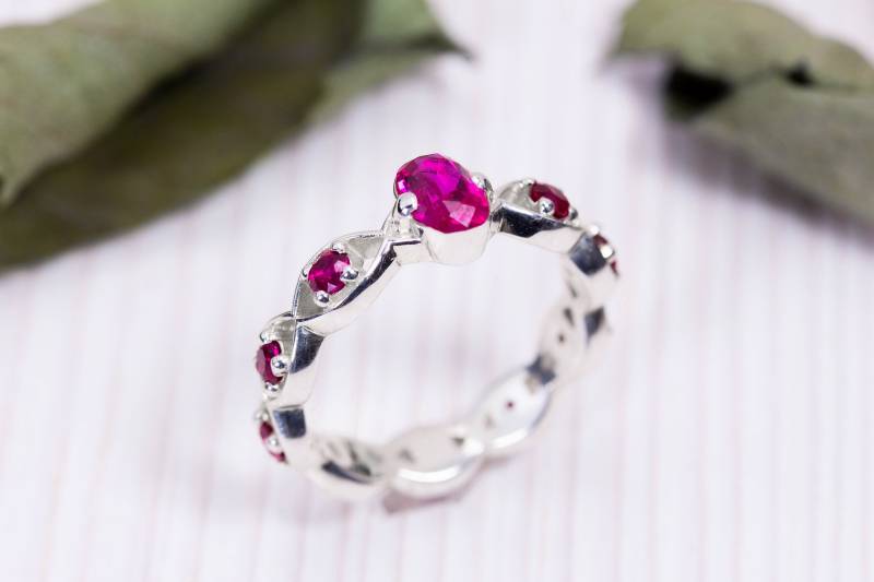 Kissen Rubin Sterling Silber Eternity Ring - Handgemachte Band von JewelryArcanum