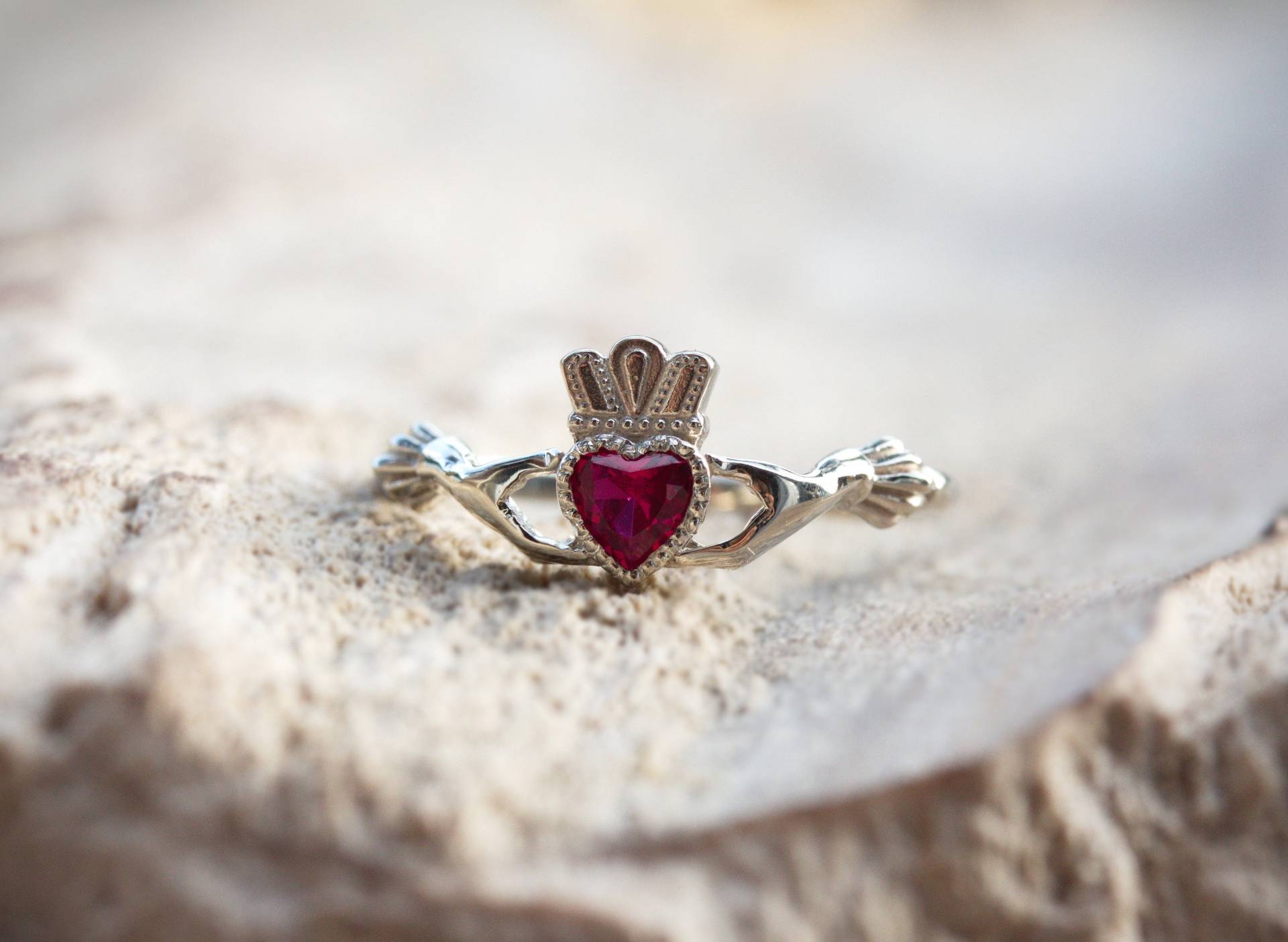 Silber Claddagh Ring, Sterling Rubin Ring Frauen, Versprechen von JewelryArcanum