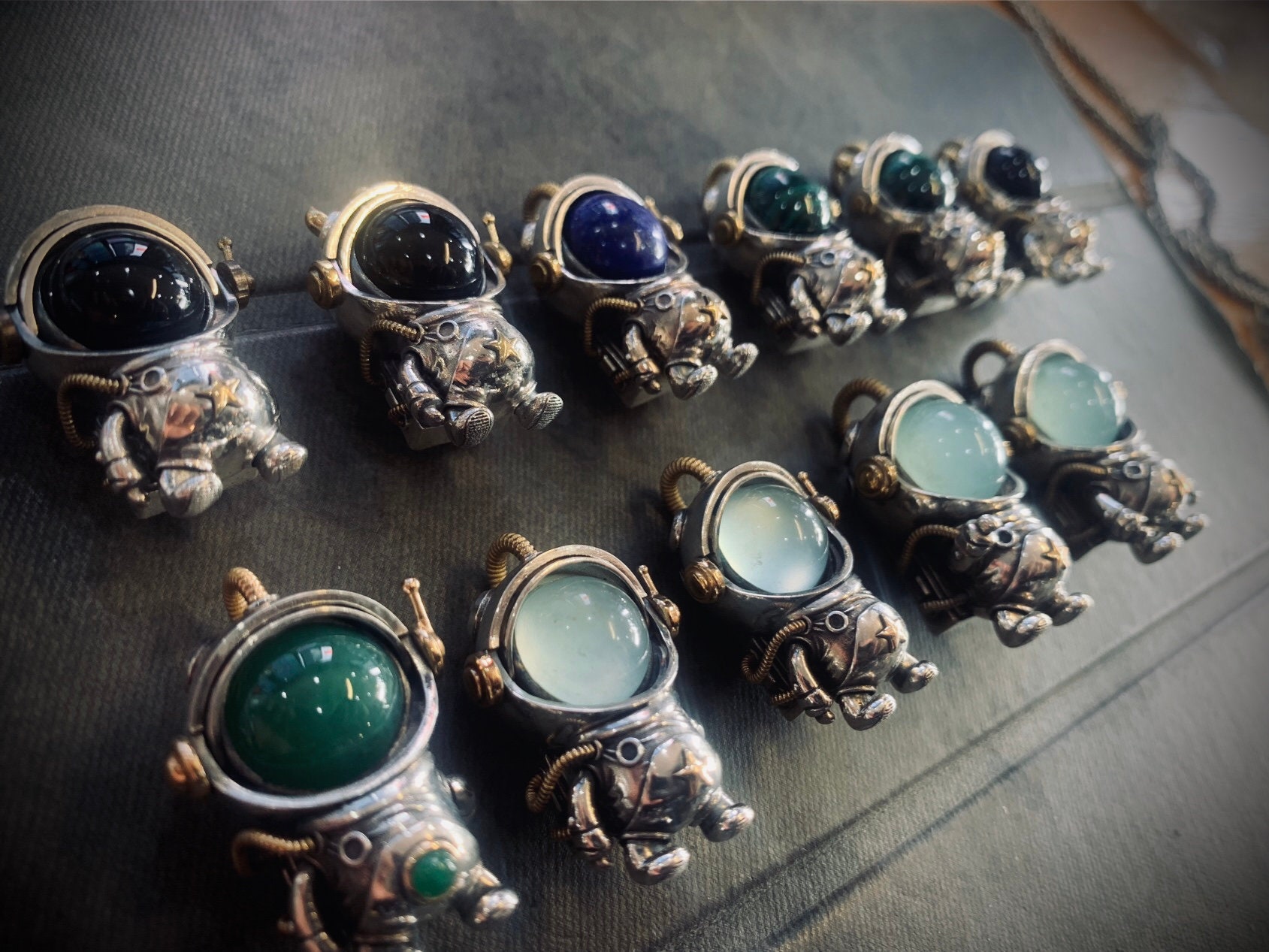 Crystal/Achat/Lapis Lazuli/Malachit/Tigerauge, 925 Silber Halskette Anhänger Astronaut, Handgemachter Schmuck, Bewegliche Maske/Arme Crystal/Achat/Lapis Lazuli/Malachit/Tigerauge, 925 Silber Halskette Anhänger Astronaut, Handgemachter Schmuck, Bewegliche Maske/Arme von JewelryArtByLiLuJuan