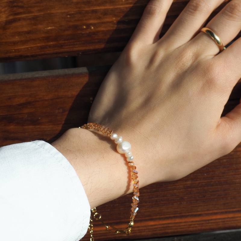 Handmade Summery Crystal Pearls Bracelet With Freshwater & Gold Plated Chain Adjustable Length von JewelryArtFranci