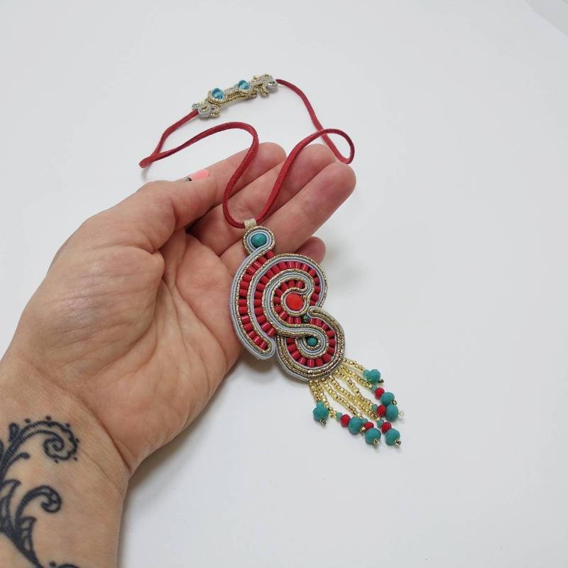 Festliche Soutache Anhänger Rot & Silber Perlen Fransen Halskette von JewelryArtShopUA