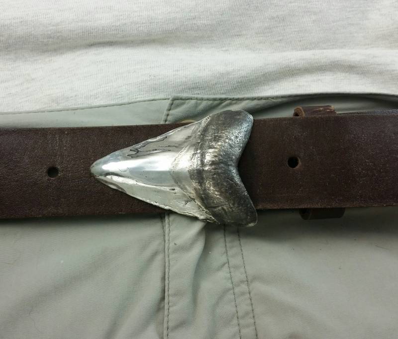 Haifischzahn 3, 5 cm Gürtelschnalle in Sterling Silber Designed Und Handgefertigt Von Peter Senesac von JewelryArtStudio