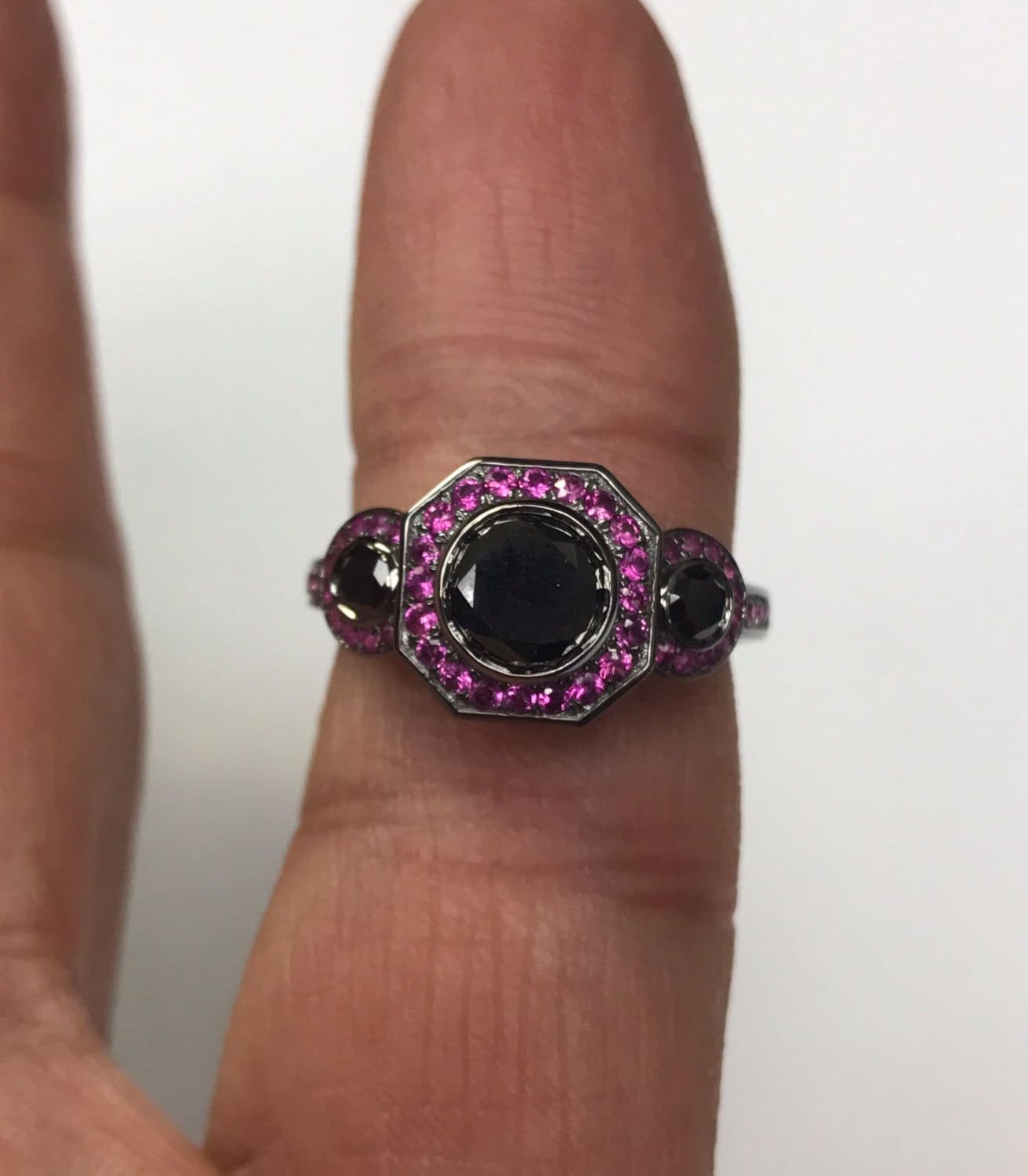 Art Deco 6mm Natürlicher Schwarzer Diamant Mitte Rosa Saphir Verlobungsring Vintage Hochzeit Drei Stein Ring 14K Schwarz Gold Feinschmuck -V1111 von JewelryArtworkByVick