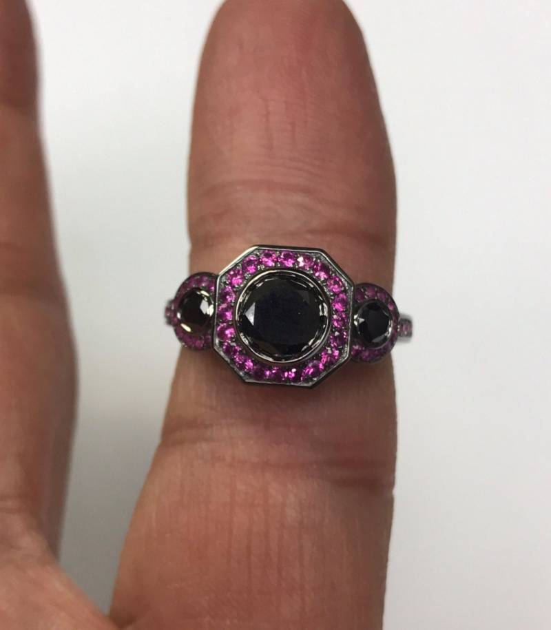 Art Deco 6mm Natürlicher Schwarzer Diamant Mitte Rosa Saphir Verlobungsring Vintage Hochzeit Drei Stein Ring 14K Schwarz Gold Feinschmuck -V1111 Art Deco 6mm Natürlicher Schwarzer Diamant Mitte Rosa Saphir Verlobungsring Vintage Hochzeit Drei Stein Ring 14K Schwarz Gold Feinschmuck -V1111 von JewelryArtworkByVick