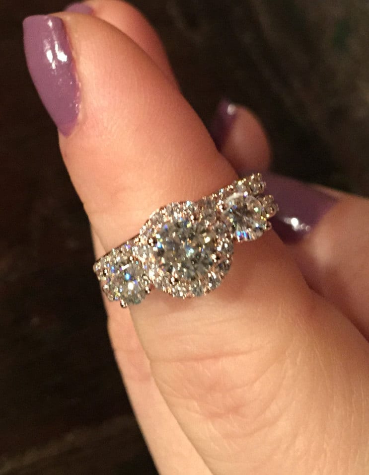 Diamant Halo Für Immer Brillante Moissanite Drei-stein-Verlobungsring Mit Einem Passende Band 14K Rose Gold Braut Set Ehe-V1119 von JewelryArtworkByVick