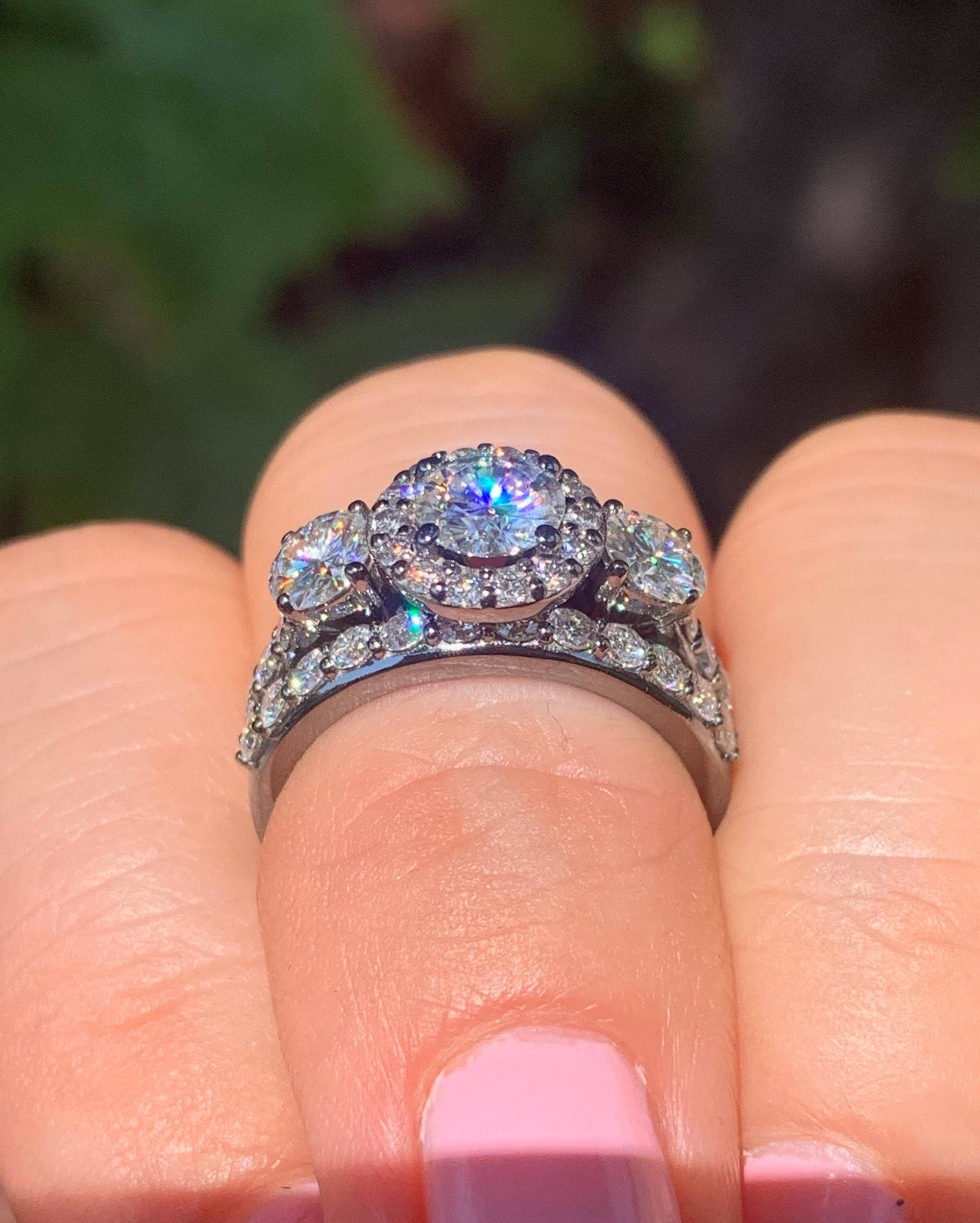 Diamant Halo Verlobungsring Für Immer Brillante Moissanite Engagement Ring W/Diamant Passende Band 14K Schwarz Gold Braut Set Schmuck-V1119 von JewelryArtworkByVick