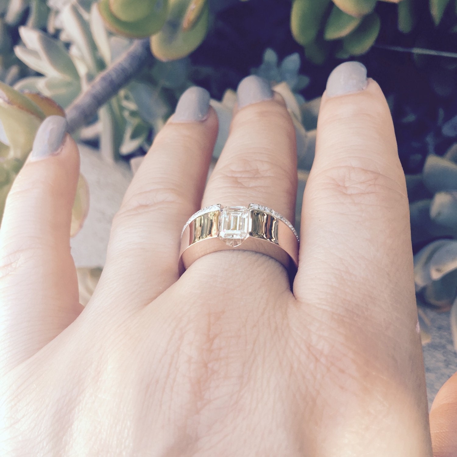 Diamant Zwei-Ton-Verlobungsring Smaragd Geschnitten Moissonite Verlobungsring 14K Weiß & Rose Gold Einzigartige Etsy Schmuck Muttertagsjuwel - V1079 von JewelryArtworkByVick