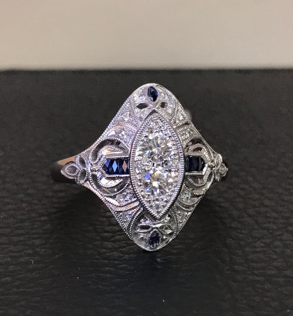 Echt Diamant & Saphir Verlobungsring Modernisiert Vintage Brautring Jubiläum Ring Comfort Fit Vorschlag Ehering - V1158 von JewelryArtworkByVick