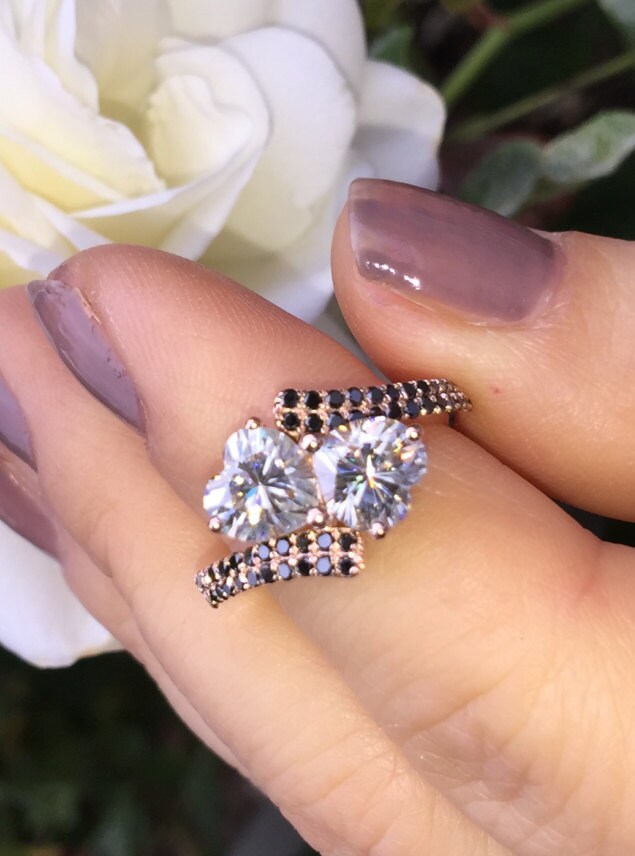 Einzigartige Verlobungsring Schwarz Diamant Ehering 14K Rose Gold Verlobung Zwei Herz Form Moissanite Center Braut Schmuck Valentine - V1101 Einzigartige Verlobungsring Schwarz Diamant Ehering 14K Rose Gold Verlobung Zwei Herz Form Moissanite Center Braut Schmuck Valentine - V1101 von JewelryArtworkByVick
