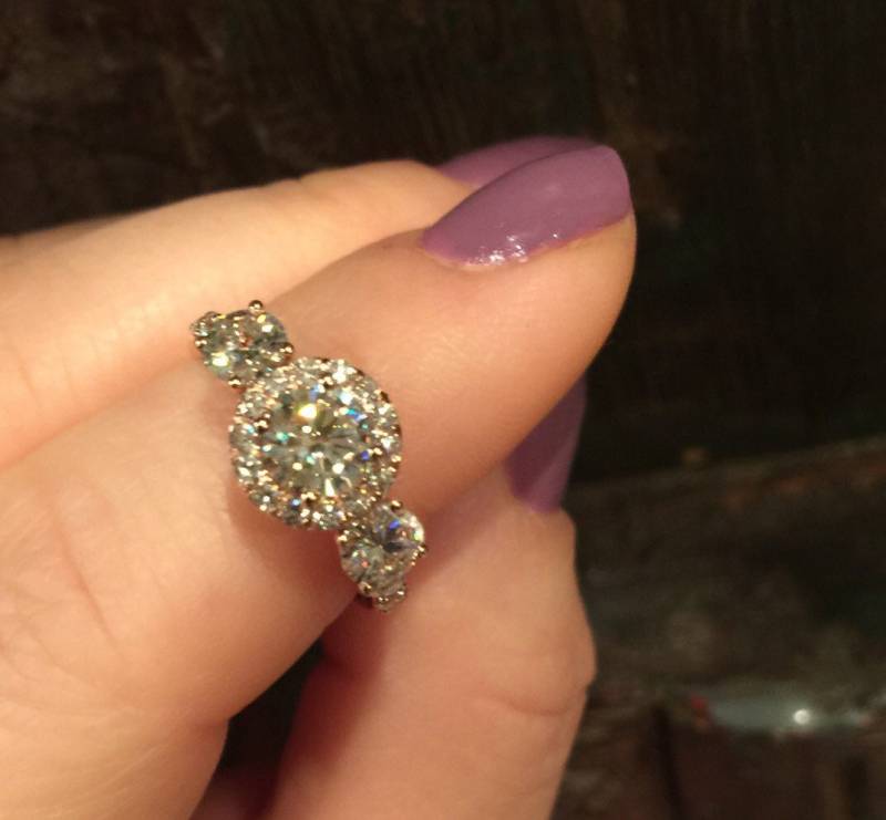 Halo Diamant Verlobungsring 14K Rose Gold Ehering Für Immer Ein Moissanite Zentrum Und Zwei Seitensteine Valentinstag Geschenk Ringe-V1120 Halo Diamant Verlobungsring 14K Rose Gold Ehering Für Immer Ein Moissanite Zentrum Und Zwei Seitensteine Valentinstag Geschenk Ringe-V1120 von JewelryArtworkByVick