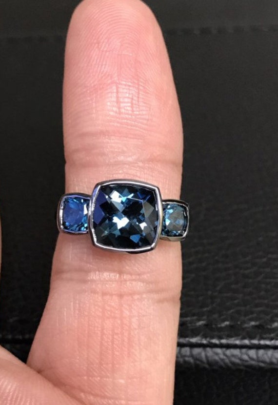 Kissen Geschnitten London Blau Topas Ring 14 K Schwarz Gold Verlobungsring Statement Braut Vorschlag Einzigartige Drei Stein - V1152 Kissen Geschnitten London Blau Topas Ring 14 K Schwarz Gold Verlobungsring Statement Braut Vorschlag Einzigartige Drei Stein - V1152 von JewelryArtworkByVick