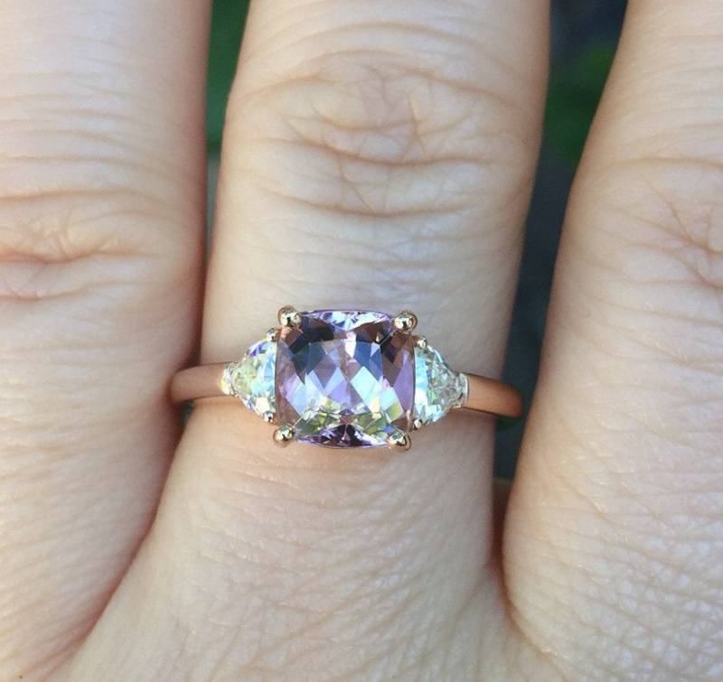 Kissen Geschnitten Morganit Verlobungsring 14K Rose Gold Zwei Billionen Moissanite Side-stones Einzigartige - V1107 Kissen Geschnitten Morganit Verlobungsring 14K Rose Gold Zwei Billionen Moissanite Side-stones Einzigartige - V1107 von JewelryArtworkByVick