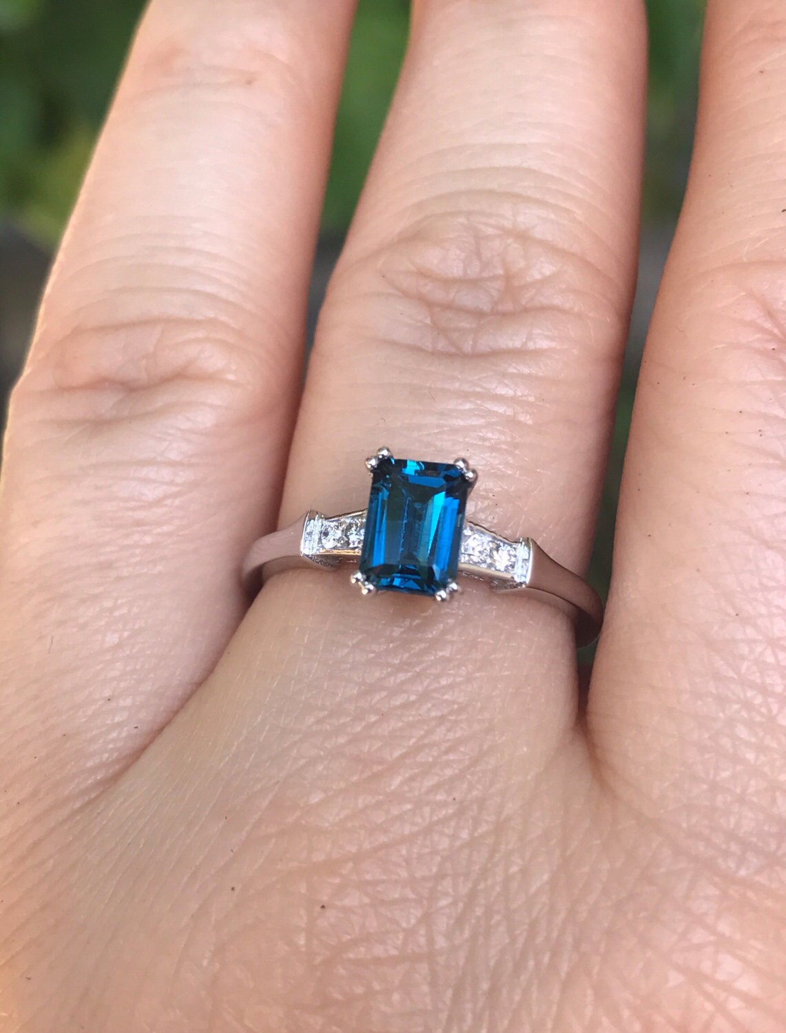 London Blautopas Smaragdschliff Verlobungsring 14K Weißgold Ehering Funkelnde Einzigartige Diamant Etsy Fine Jewelry Ring - V1147 von JewelryArtworkByVick