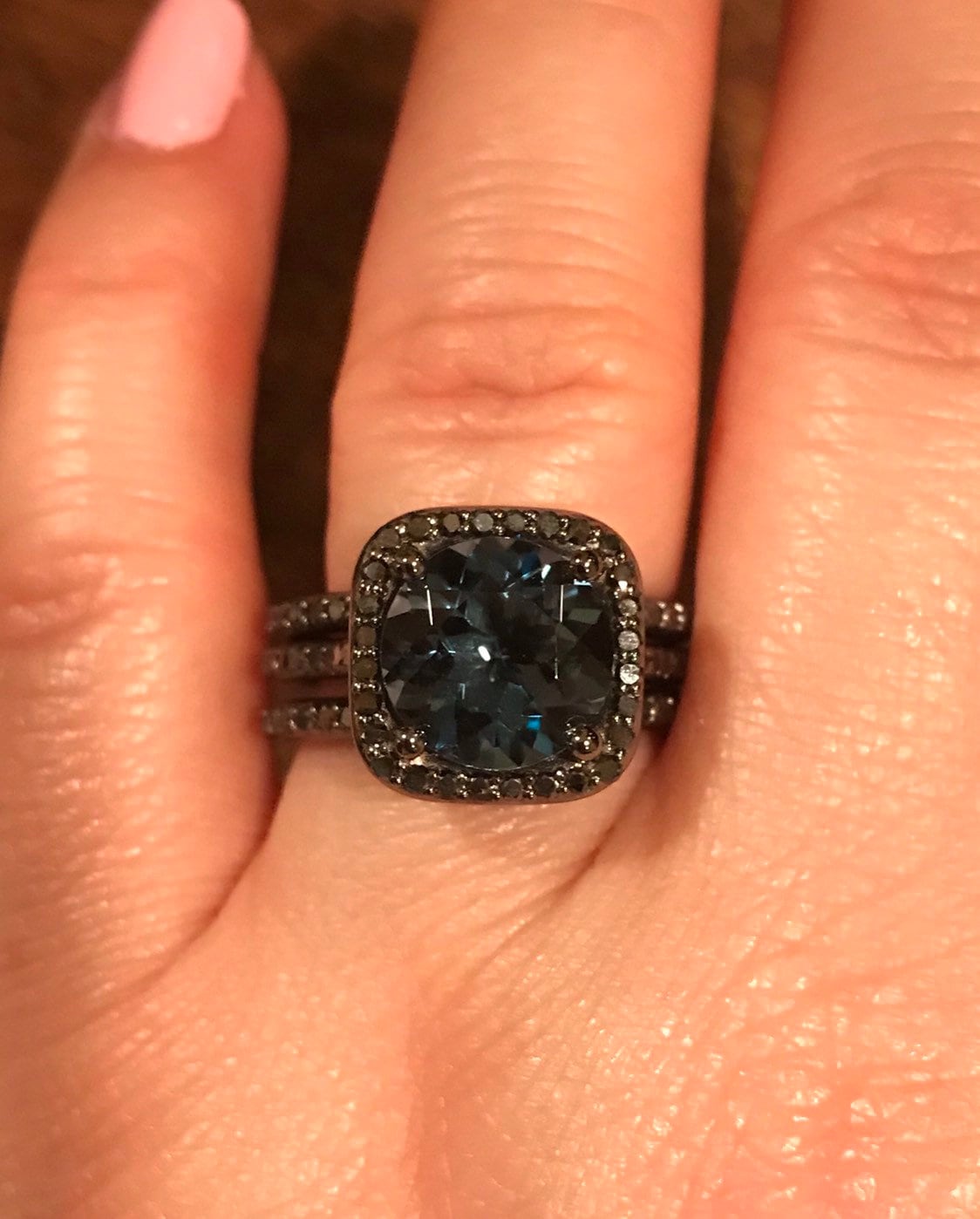 London Blue Topas Verlobungsring Mit Schwarzen Diamanten in 14 Karat Schwarzgold 2 Black Diamond Matching Bands-V1060 von JewelryArtworkByVick