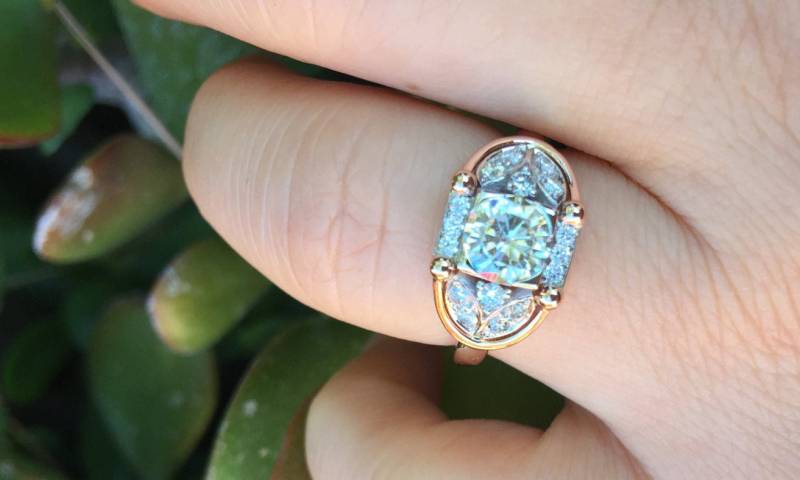Moissanite Verlobungsring Art Deco Fine Schmuck 14K Rose & Weißgold Diamant Für Immer Ein Center - V1001 von JewelryArtworkByVick
