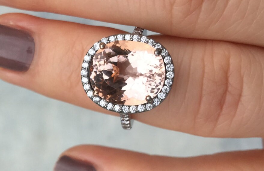 Ovale Pfirsich Rosa Morganit Verlobungsring Diamant Halo Ehering 14K Schwarz Gold Ring Feinen Schmuck Edelstein Ringe Statement - V1097 von JewelryArtworkByVick