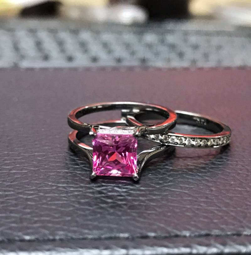 Rosa Saphir Verlobungsring Passende Diamant Band 14 K Schwarz Gold Braut Set Prinzessin Geschnitten Einzigartige Hochzeit Ring Valentinstag - V1156 Rosa Saphir Verlobungsring Passende Diamant Band 14 K Schwarz Gold Braut Set Prinzessin Geschnitten Einzigartige Hochzeit Ring Valentinstag - V1156 von JewelryArtworkByVick