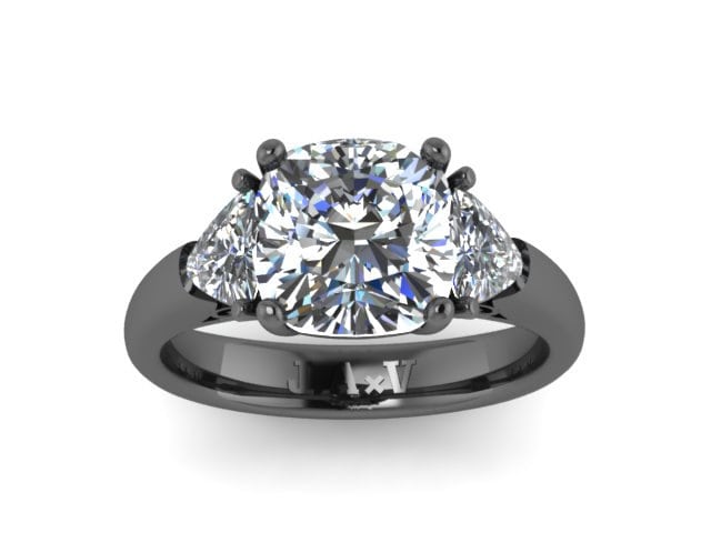 Schwarz Gold Drei-stein Moissanite Verlobungsring Mit Für Immer Brillante Kissen Geschnitten Center Und Zwei Billionen Seitensteine - V1107 von JewelryArtworkByVick
