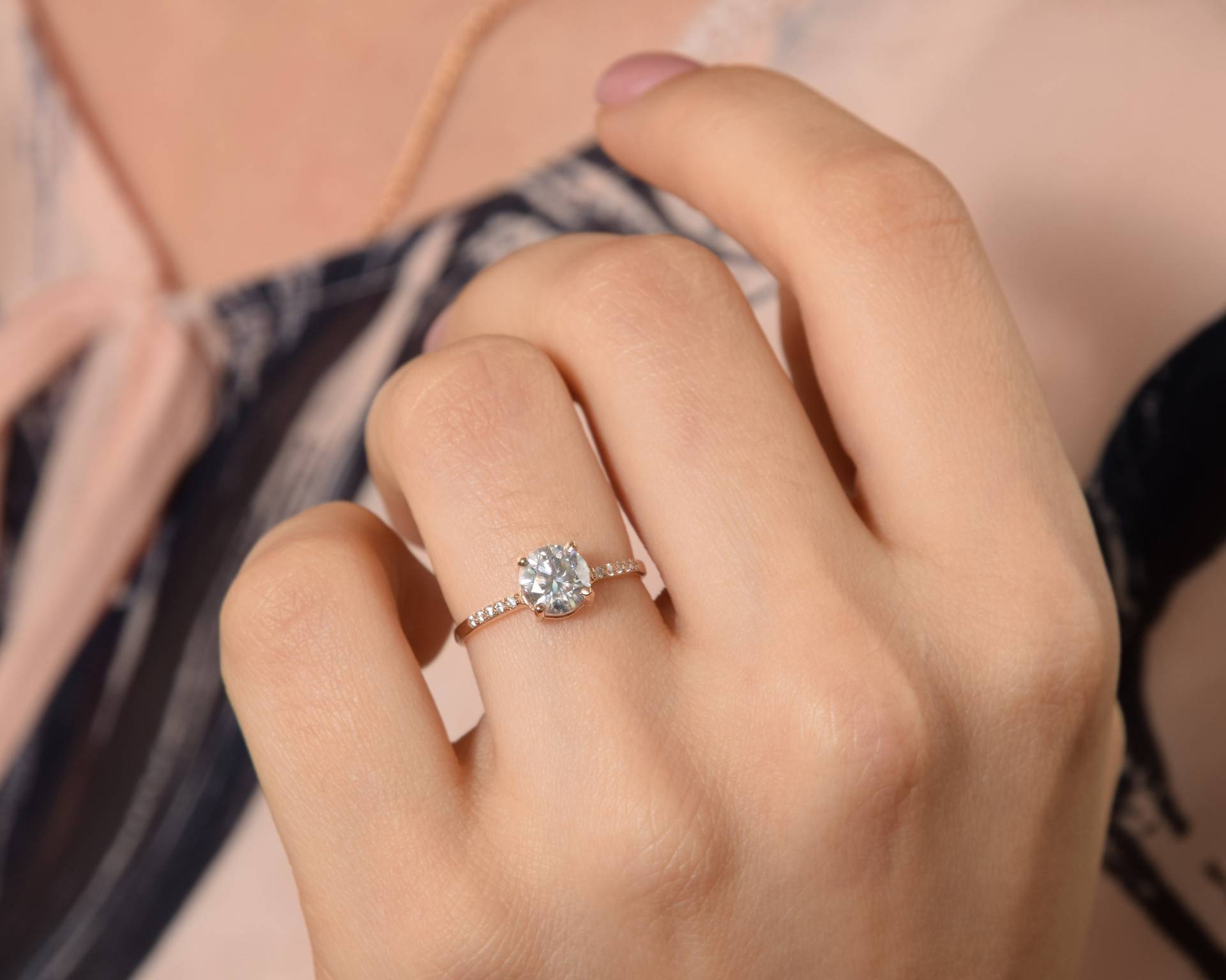 Moissanite Solitär Versprechensring Für Sie, Einfacher 1Ct Simulierter Diamant-Verlobungsring Roségold, Halbe Eternity Diamant-Braut-Ehering von JewelryAsteria