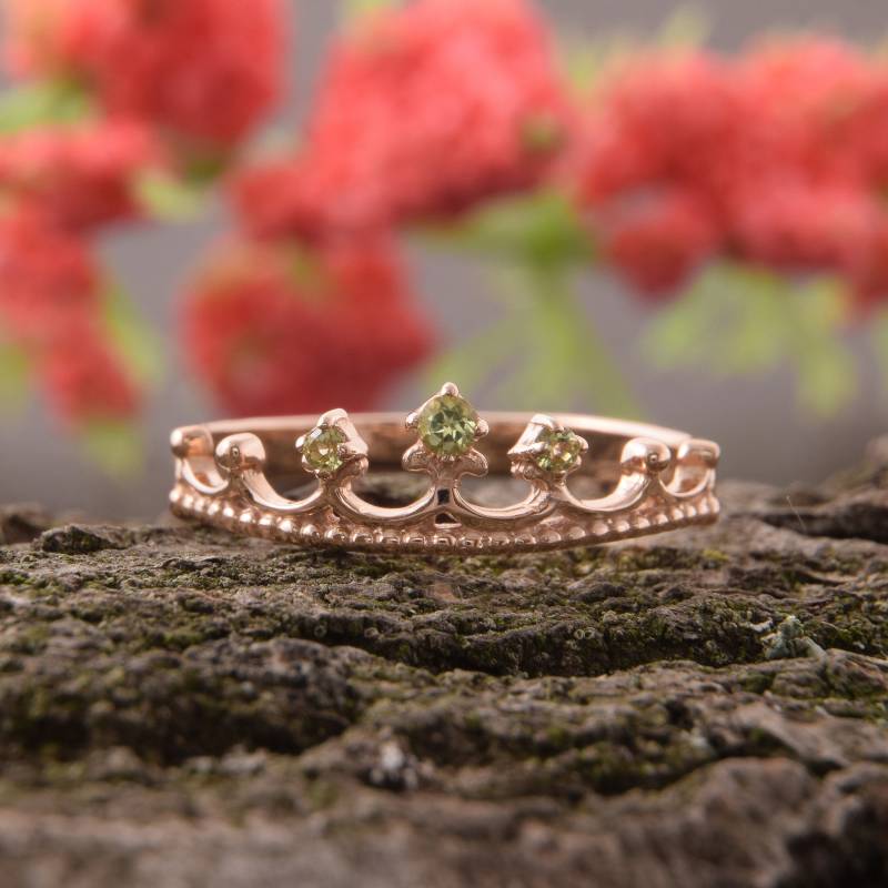 Peridot Ring, Kronenring, Goldener Edelstein Birthstone Grüner Stein Hübscher Rose Gold Ring von JewelryAsteria