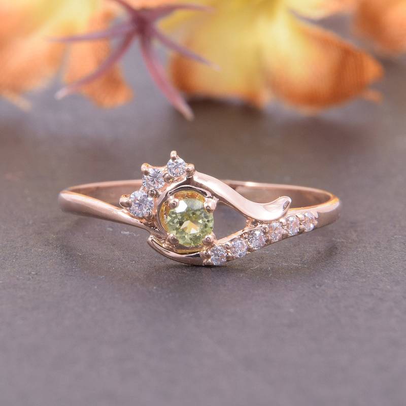 Rose Gold Ring, Peridot Minimal Benutzerdefinierte Stein Personalisieren Grüner Schmuck, Versprechen Ring Für Sie von JewelryAsteria