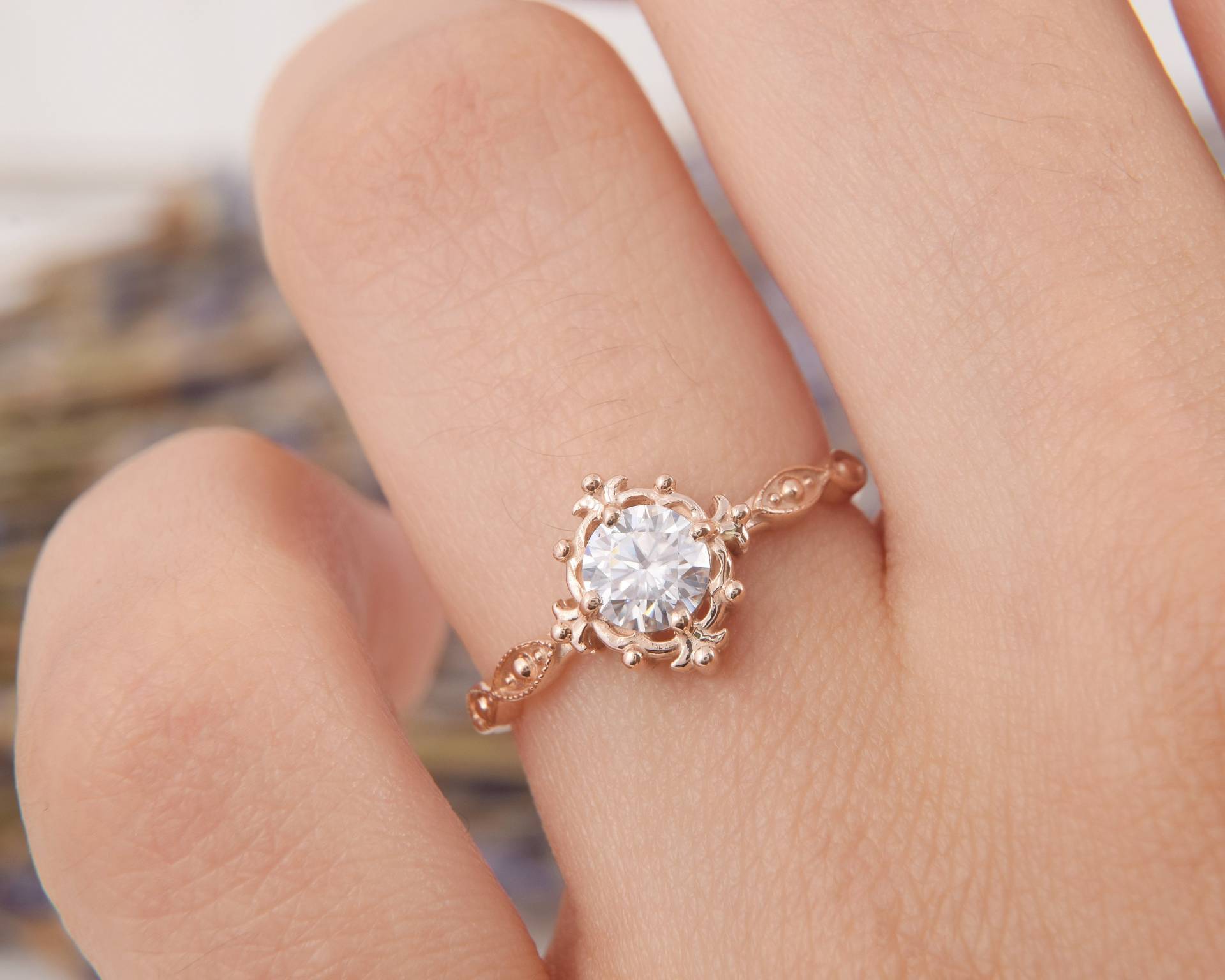 Vintage Stil 5mm Runder Solitär Moissanite Verlobungsring Roségold, Art Deco Milgrain Braut Ehering, Jubiläumsring von JewelryAsteria