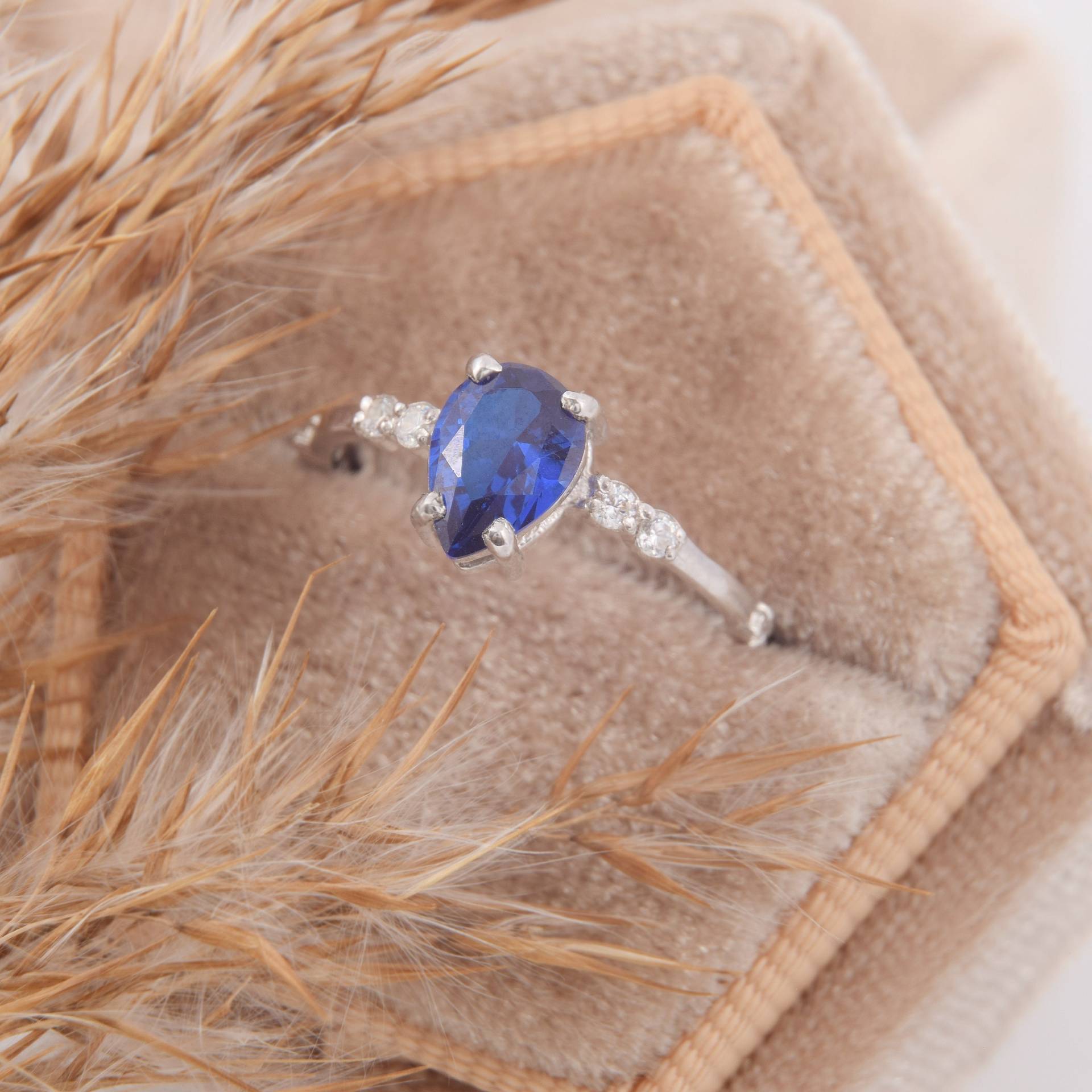 sterling Silber Zierlicher & Einfacher 1Ct Birnen Blauer Saphir Versprechensring Für Sie, Einzigartiger Verlobungsring, Hochzeitsring Frauen von JewelryAsteria