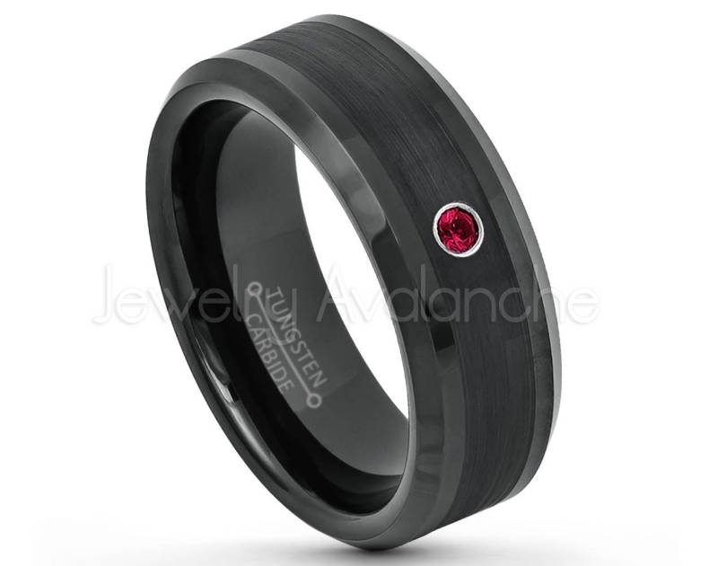 0, 07Ct Rubin Ring, Herren Schwarz Wolfram Ehering, Juli Geburtsstein 8 Mm Ip Abgeschrägte Kante Comfort Fit Wolframring von JewelryAvalanche