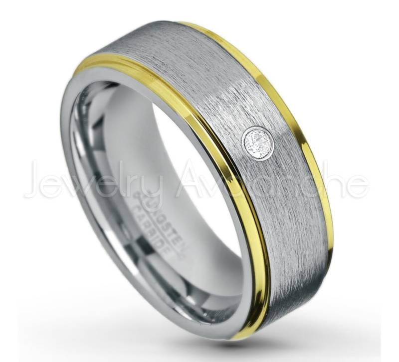 0.07Ctw Diamant Solitär Wolframband, April Birthstone Ring, 2-Farbiger Gelbgold Überzogener Comfort Fit Hartmetall-Ehering von JewelryAvalanche