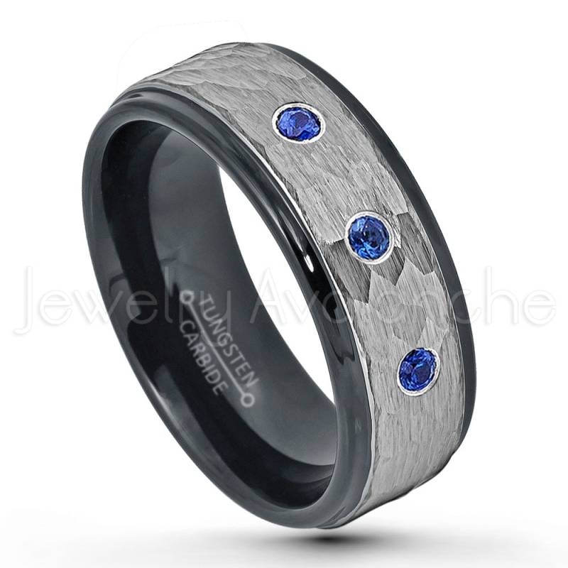 0.21Ctw Blauer Saphir Wolframring Mit 3 Steinen, September Geburtsstein, Gehämmerte Oberfläche Schwarz Ip Comfort Fit 2-Ton Wolfram Ehering von JewelryAvalanche