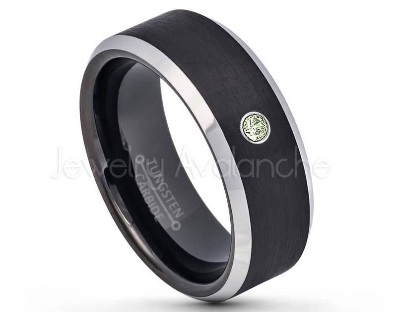 2-Ton Schwarz Wolframring 0, 07Ct Herren Peridot Ring, August Birthstone Ring 8 Mm Abgeschrägte Kante Comfort Fit Wolfram Ehering Tn667Bs von JewelryAvalanche