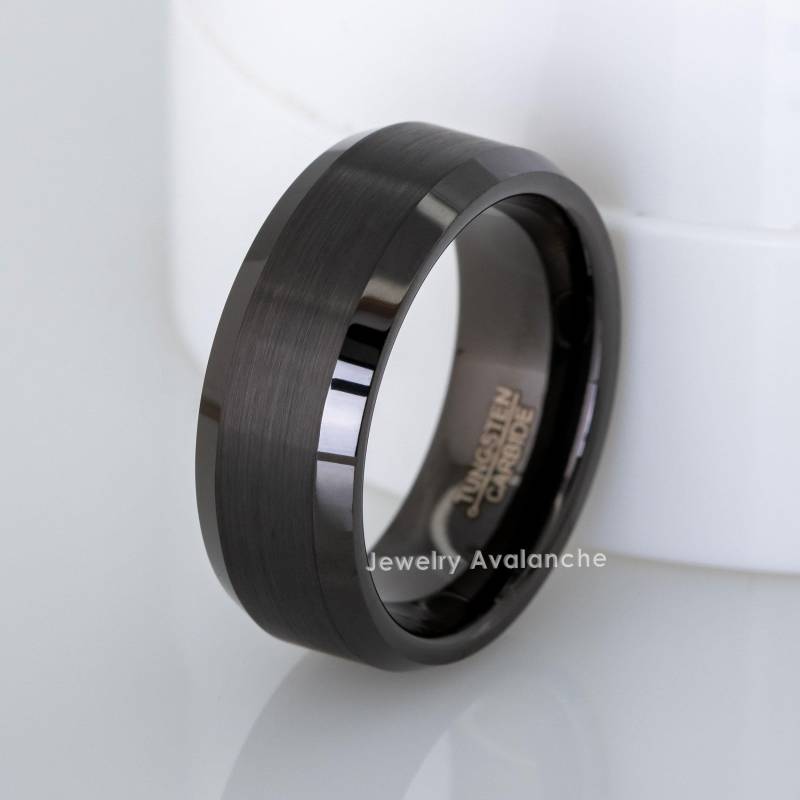 Abgeschrägter Gunmetal Wolfram Ehering, Gebürsteter Herren Wolframring, Ion Plated Comfort Fit Jubiläum Band von JewelryAvalanche