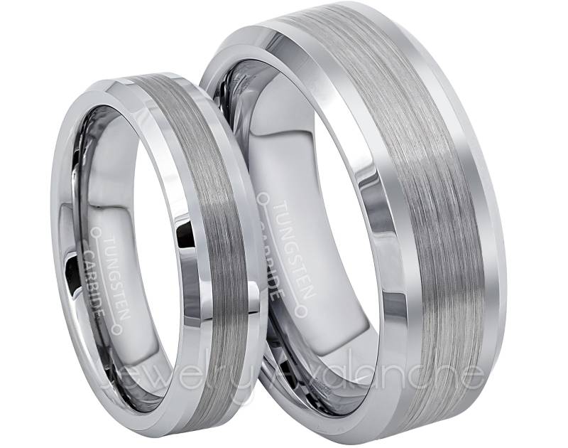 Abgeschrägtes Wolframring-Set, 6mm & 8mm Gebürstete Wolfram Eheringe, Braut Und Bräutigam Ring, Unisex Jubiläumsringe von JewelryAvalanche