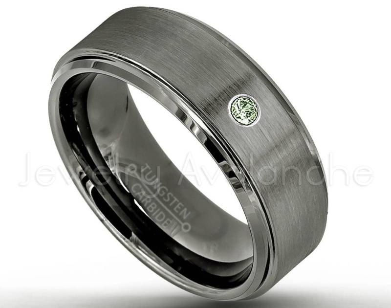 Gebürsteter Gunmetall Wolframring 0.07Ct Herren Peridot Ring 8mm Comfort Fit Wolfram Ehering August Birthstone Tn616Bs von JewelryAvalanche